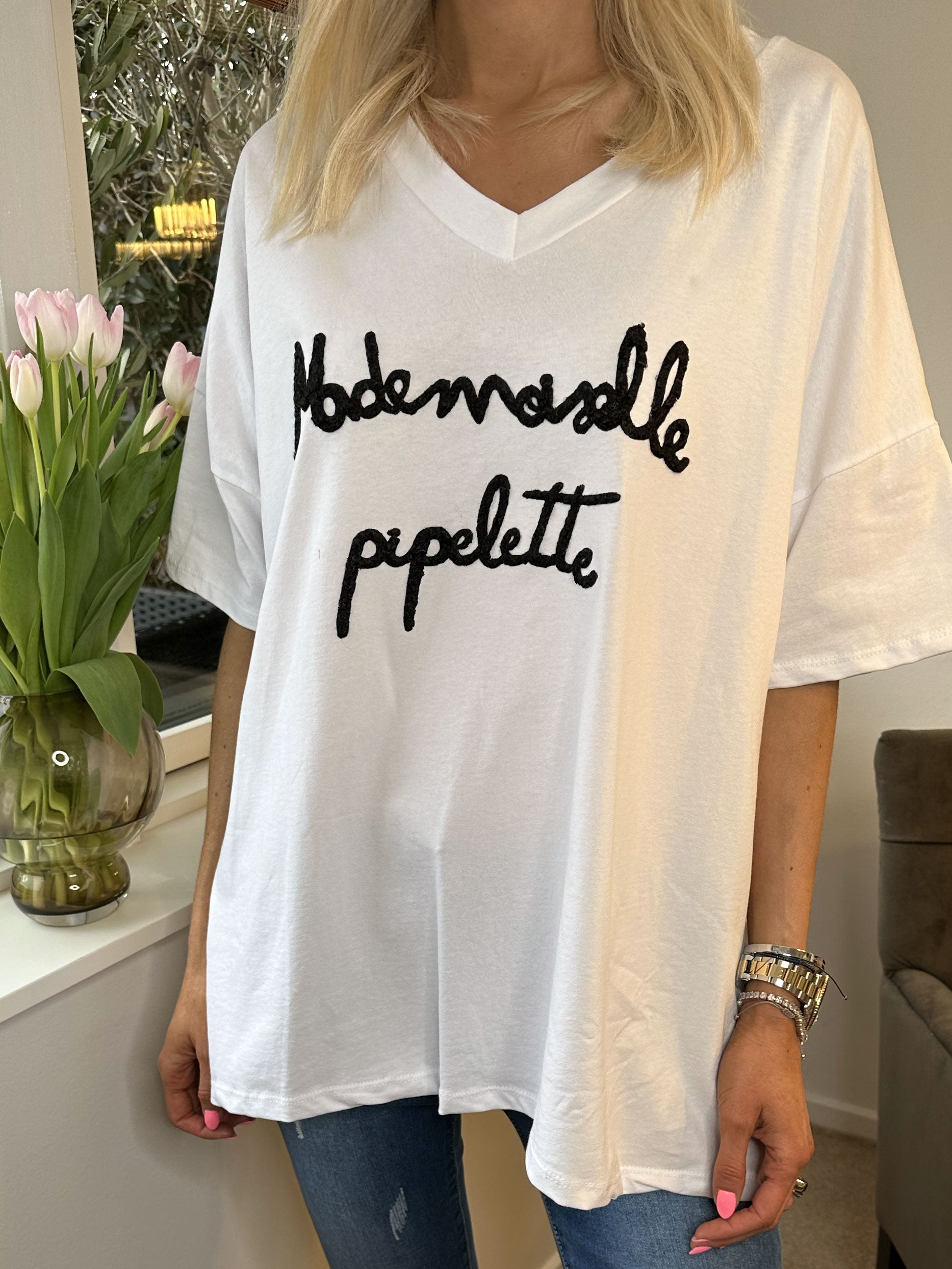 Lady - Hvid t-shirt med v-hals og tekst på brystet